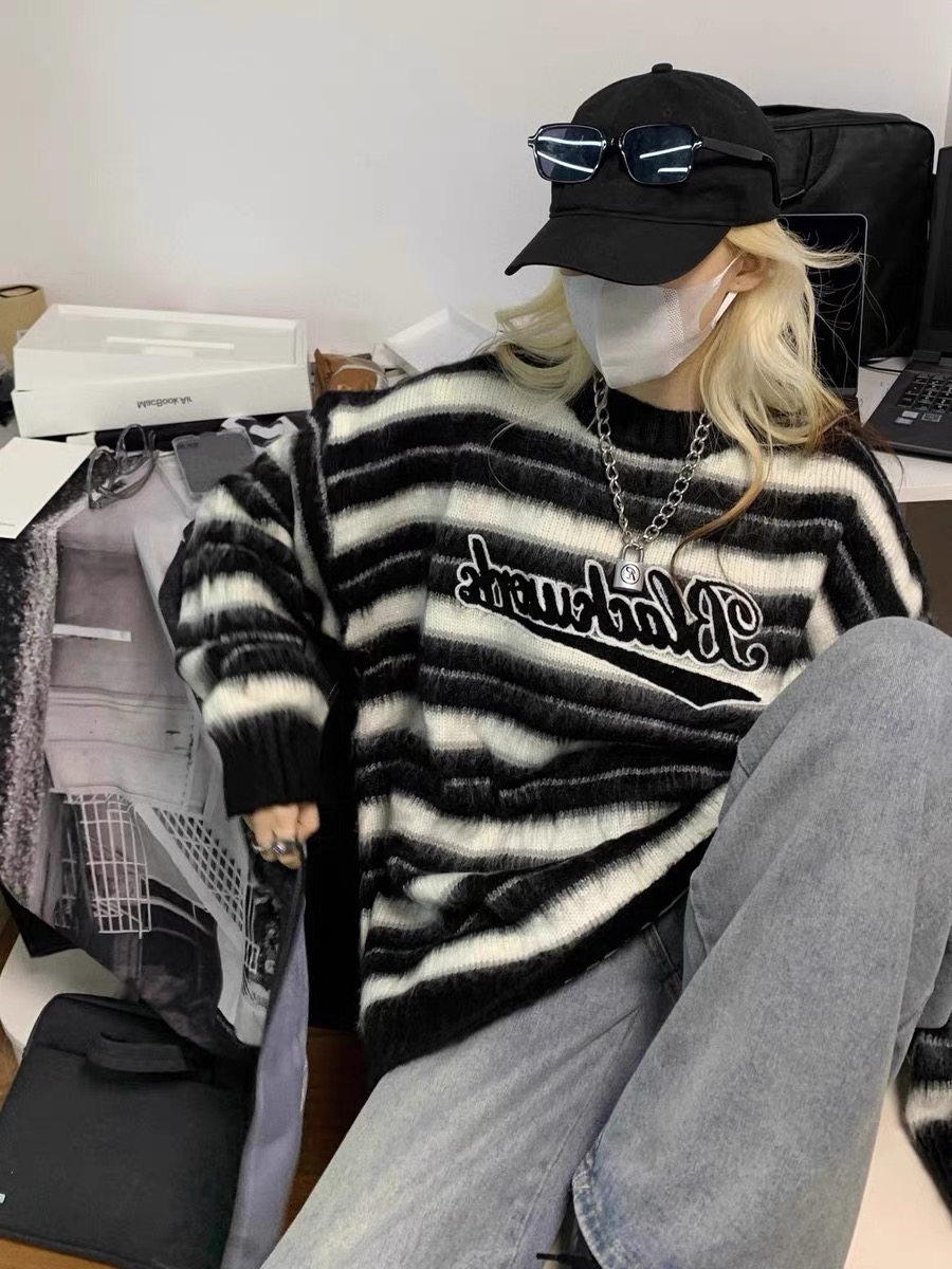 High-end striped sweater for women in autumn and winter, loose round neck, lazy style design, retro Japanese style couple sweater for men