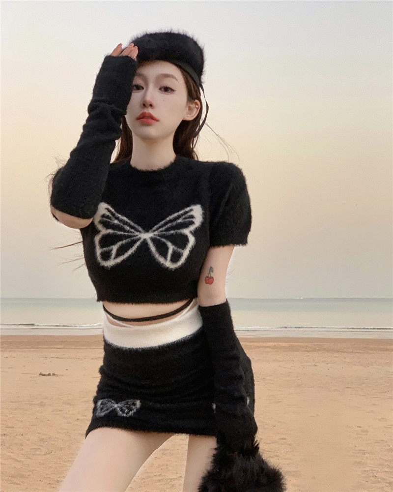 Actual shot of soft and waxy butterfly short mink fur sleeve top + hip-covering lace-up skirt