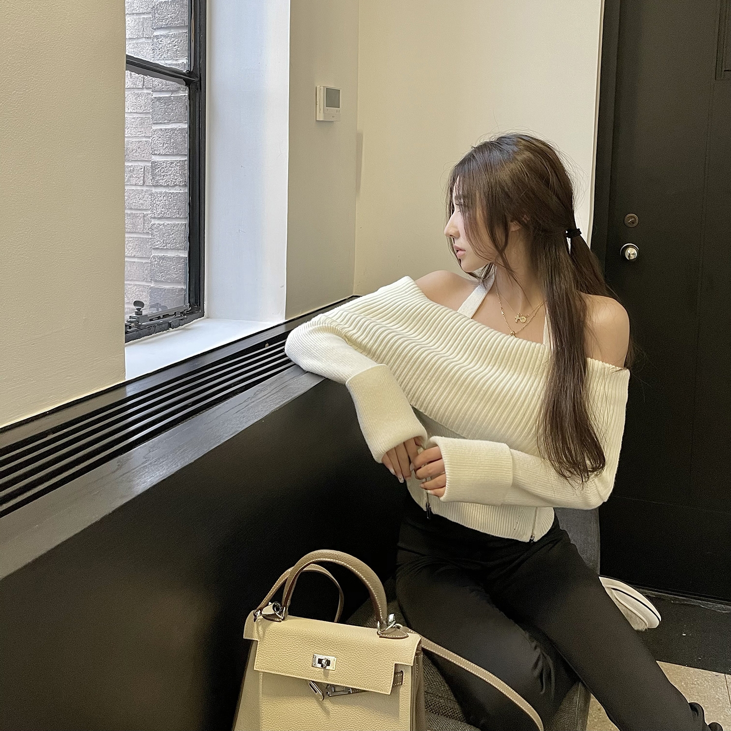 Cream kiyomi adjustable halter neck one-shoulder black and white sweater