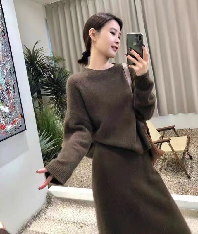 2023秋冬羊毛圓領毛衣+慵懶半身裙套裝女高級感氣質羊毛兩件套