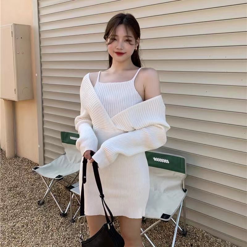 Knitted dress women's fake two-piece black long-sleeved hip-covering short skirt autumn and winter 2023 new inner base skirt