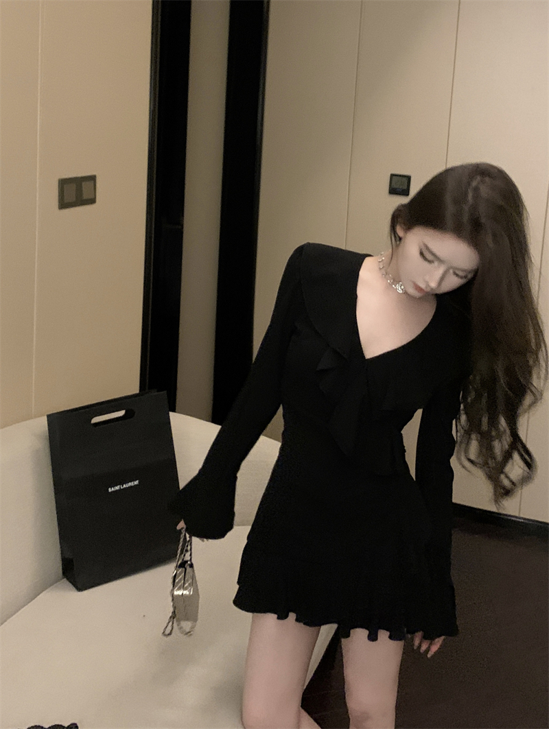 實拍 燭光晚餐V領針織連衣裙女秋荷葉邊喇叭袖修身法式小黑裙