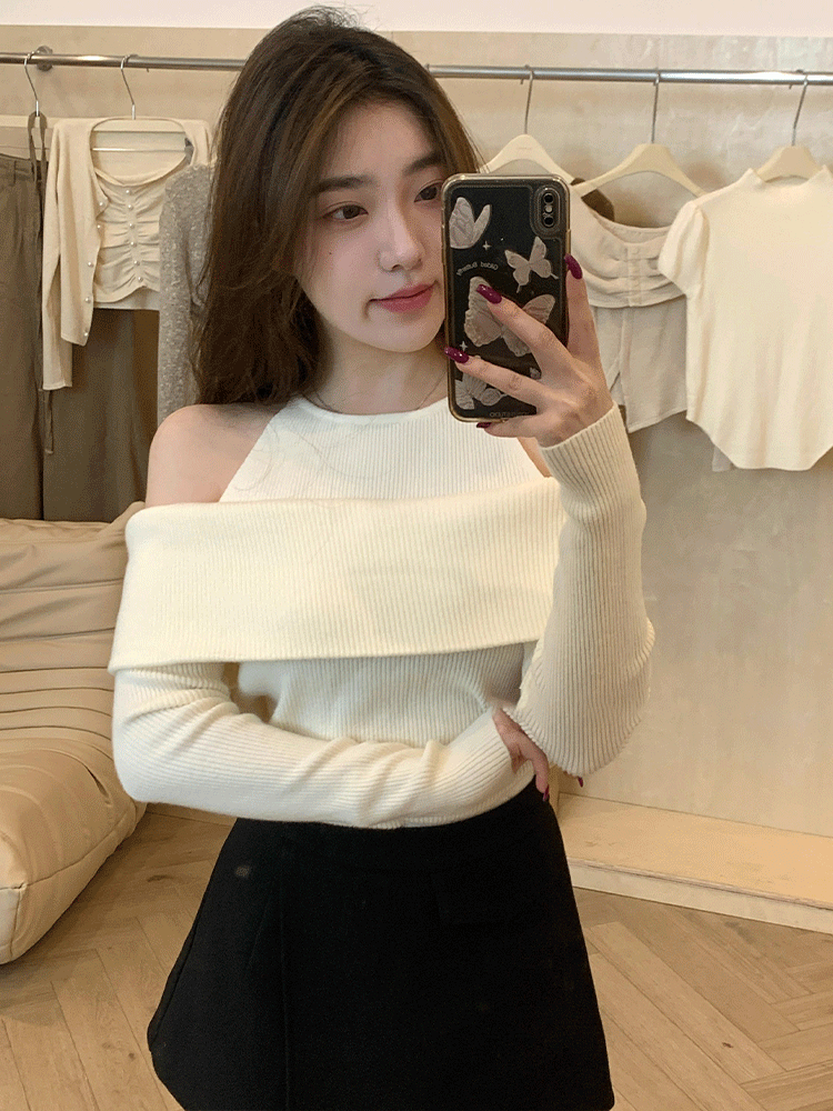 Off-shoulder halterneck long-sleeved sweater for women in autumn and winter, unique and high-end niche, popular this year, super nice sweater top