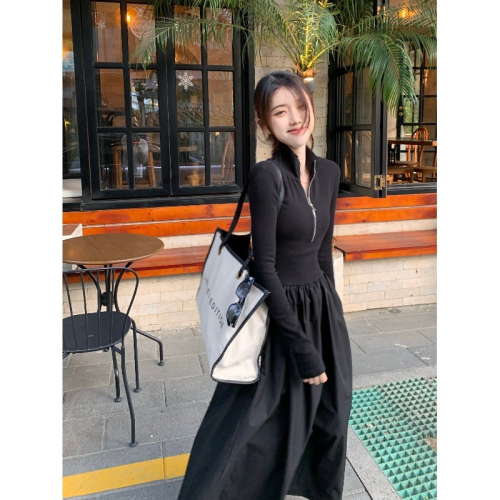 高级感法式黑色方领连衣裙女秋装新款设计感收腰气质长裙长袖裙子