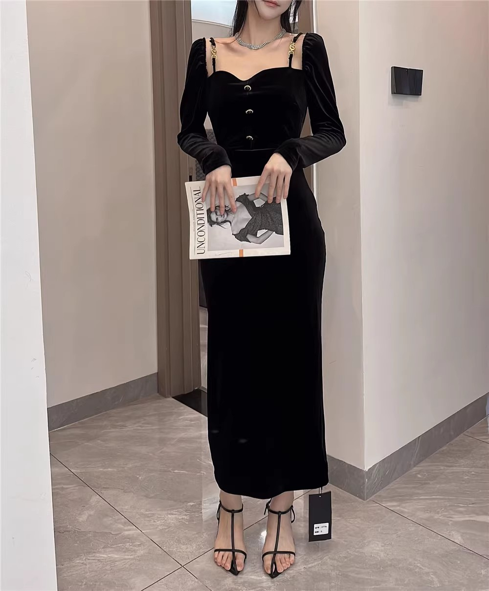 法式吊帶黑色絲絨連衣裙女秋冬新款打底修身顯瘦裙子長袖開叉長裙