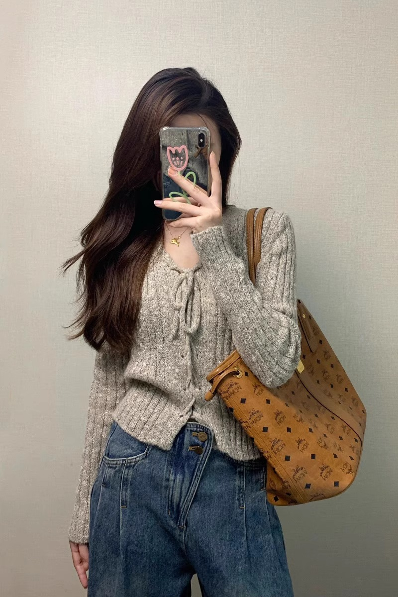 Design niche French retro strapped V-neck long-sleeved sweater for women 2023 autumn and winter new slim-fitting top trend