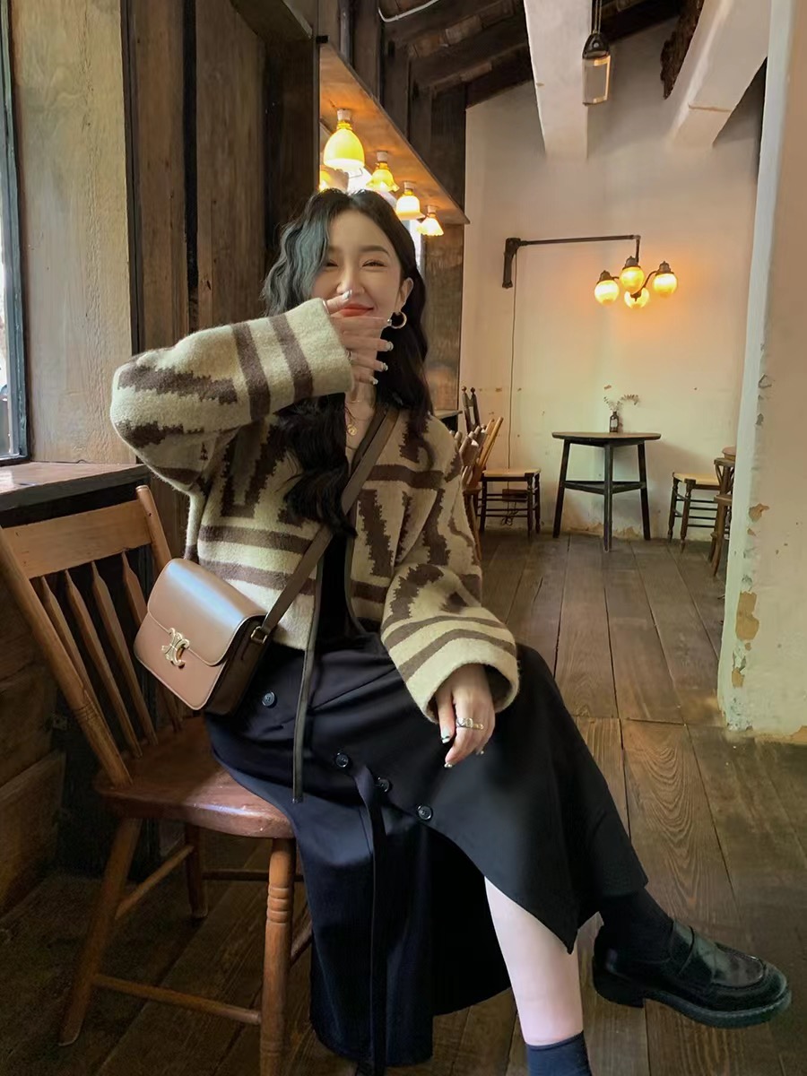 Ren Xiaoyi's contrasting color retro lazy woolen cardigan coat for women thickened short niche small man top autumn and winter