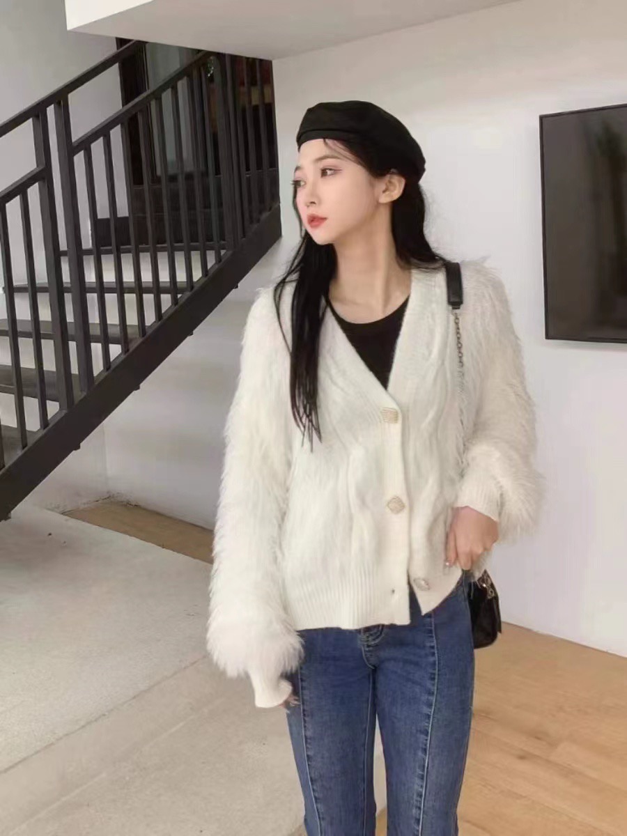 Sweater women's autumn and winter mink velvet 2023 new thick sweater cardigan single-breasted V-neck age-reducing long-sleeved top jacket