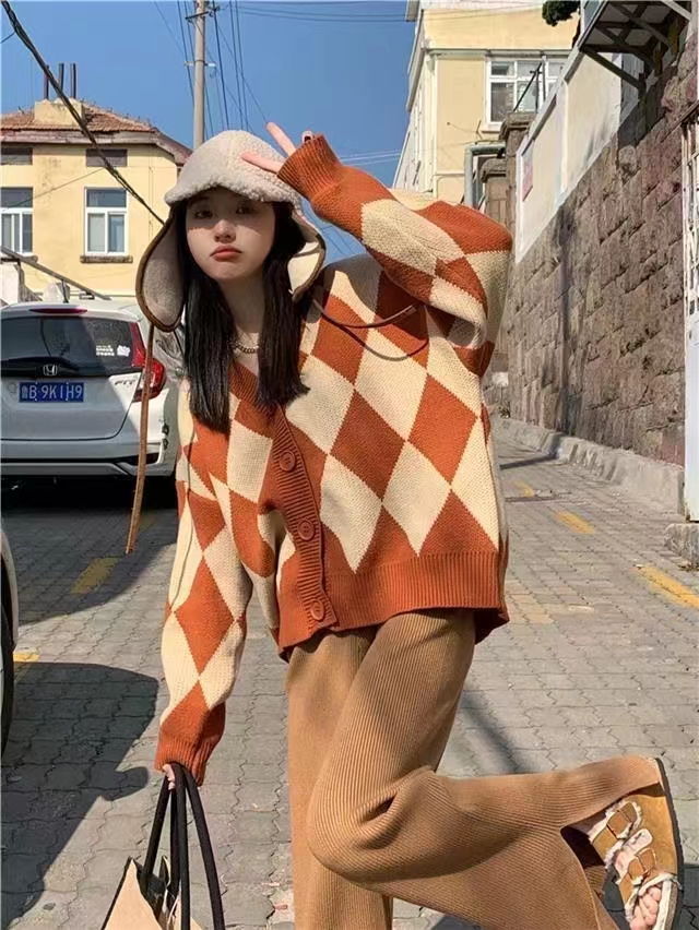 Autumn and winter diamond plaid knitted cardigan jacket for women retro lazy style V-neck sweater for women outer wear student casual top