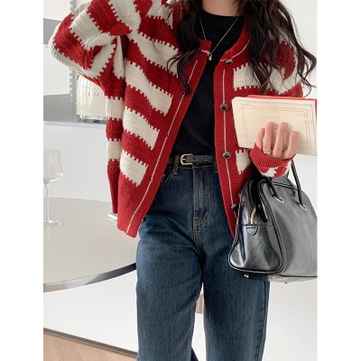 Xiaoxiangfeng sweater jacket for women 2023 new design niche black and white striped knitted cardigan short autumn