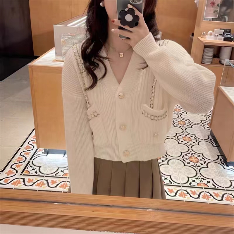 Soft waxy v-neck sweater women's coat 2023 autumn design niche long-sleeved lazy style knitted cardigan top