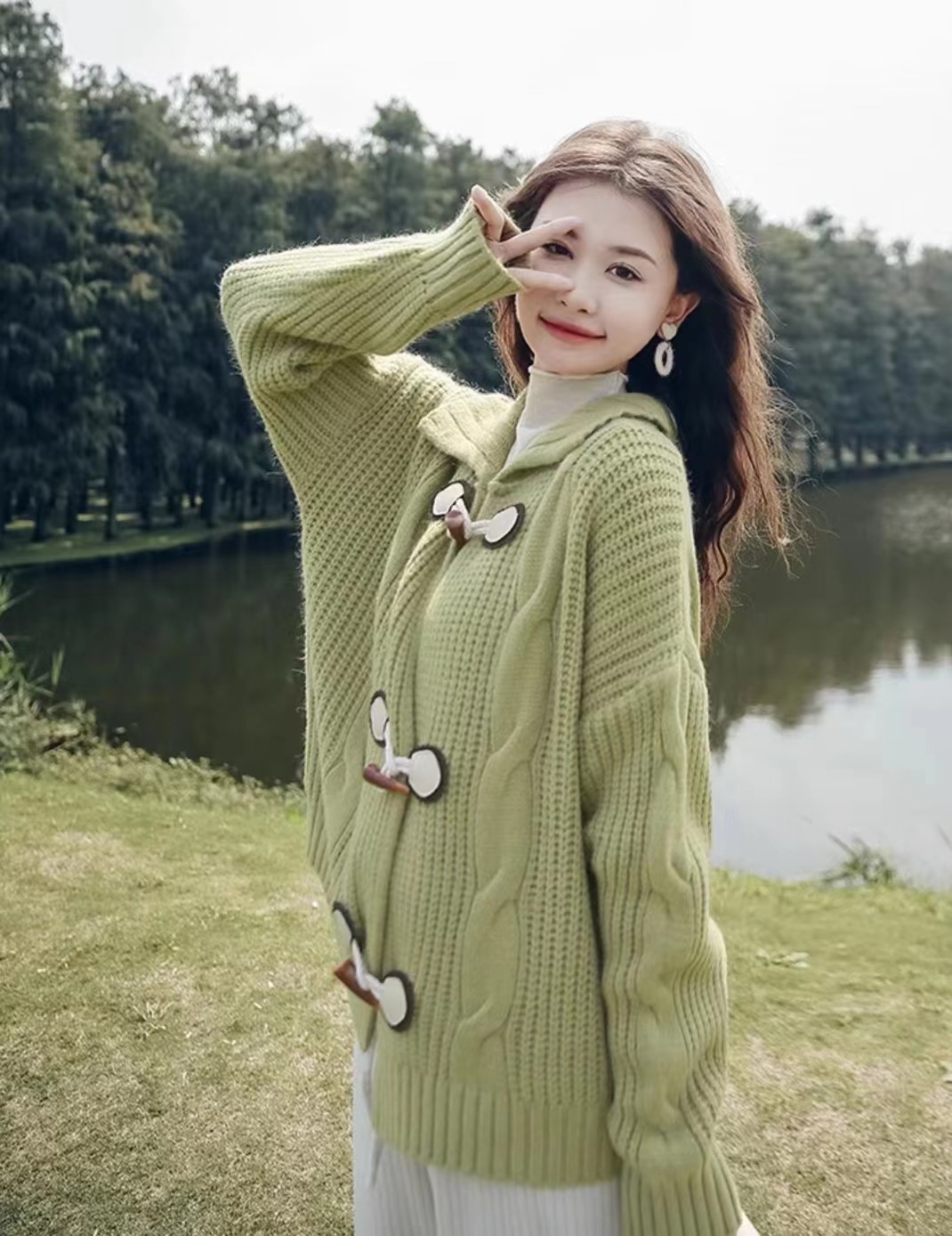 Autumn and winter lazy style horn button sweater cardigan jacket for women 2023 new retro forest green sweater top