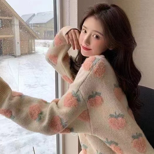 Teng Yujia white peach jacquard sweater for women 2023 new loose outer wear autumn and winter thickened inner fashion base
