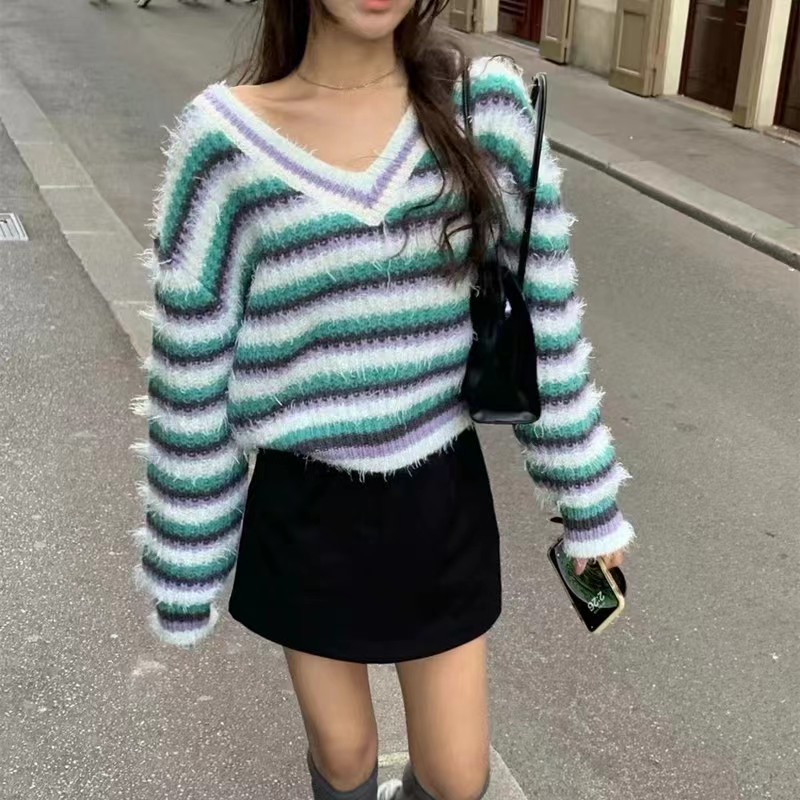 South Korea's Dongdaemun 2023 winter women's new contrast striped V-neck pullover loose long-sleeved sweater sweater