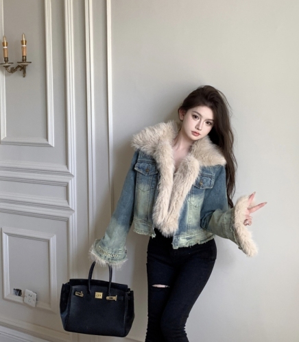 Real shot of retro autumn and winter washed large fur collar quilted thickened lapel denim short jacket cotton coat