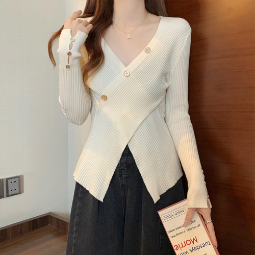 Real shot of French irregular knitted bottoming shirt for women in autumn and winter, high-end cross V-neck slim temperament top