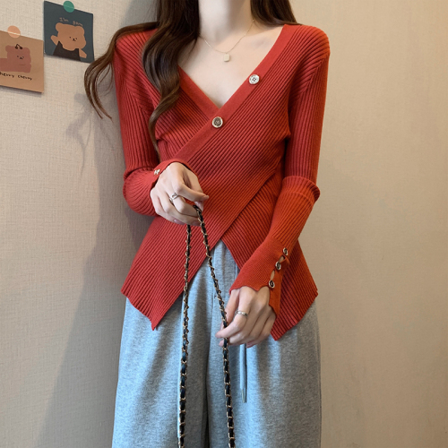 Real shot of French irregular knitted bottoming shirt for women in autumn and winter, high-end cross V-neck slim temperament top