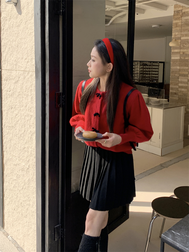 Real shot 2149 red sweater with bow tie atmosphere + 2150 slimming pleated skirt and age-reducing skirt