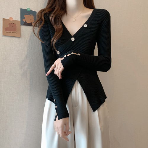 Real shot of cross v-neck knitted bottoming shirt for women in autumn and winter, high-end button slit slim French top