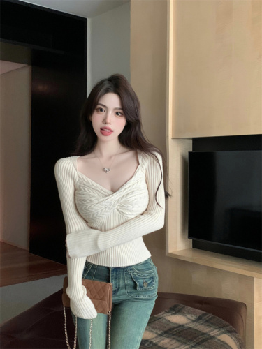 Real shot of v-neck twisted knitted sweater long-sleeved slim short sweater pit bottoming top