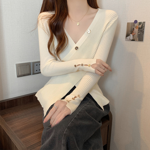 Real shot of French irregular knitted bottoming shirt for women in autumn and winter, high-end cross V-neck slim temperament top