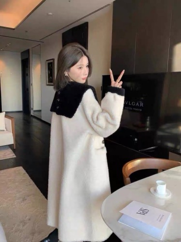 Thickened fur one-piece lamb wool coat for women mid-length cotton coat  new winter unique coat super good-looking
