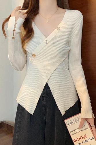 Real shot of French irregular knitted bottoming shirt for women in autumn and winter, high-end cross V-neck slim temperament top