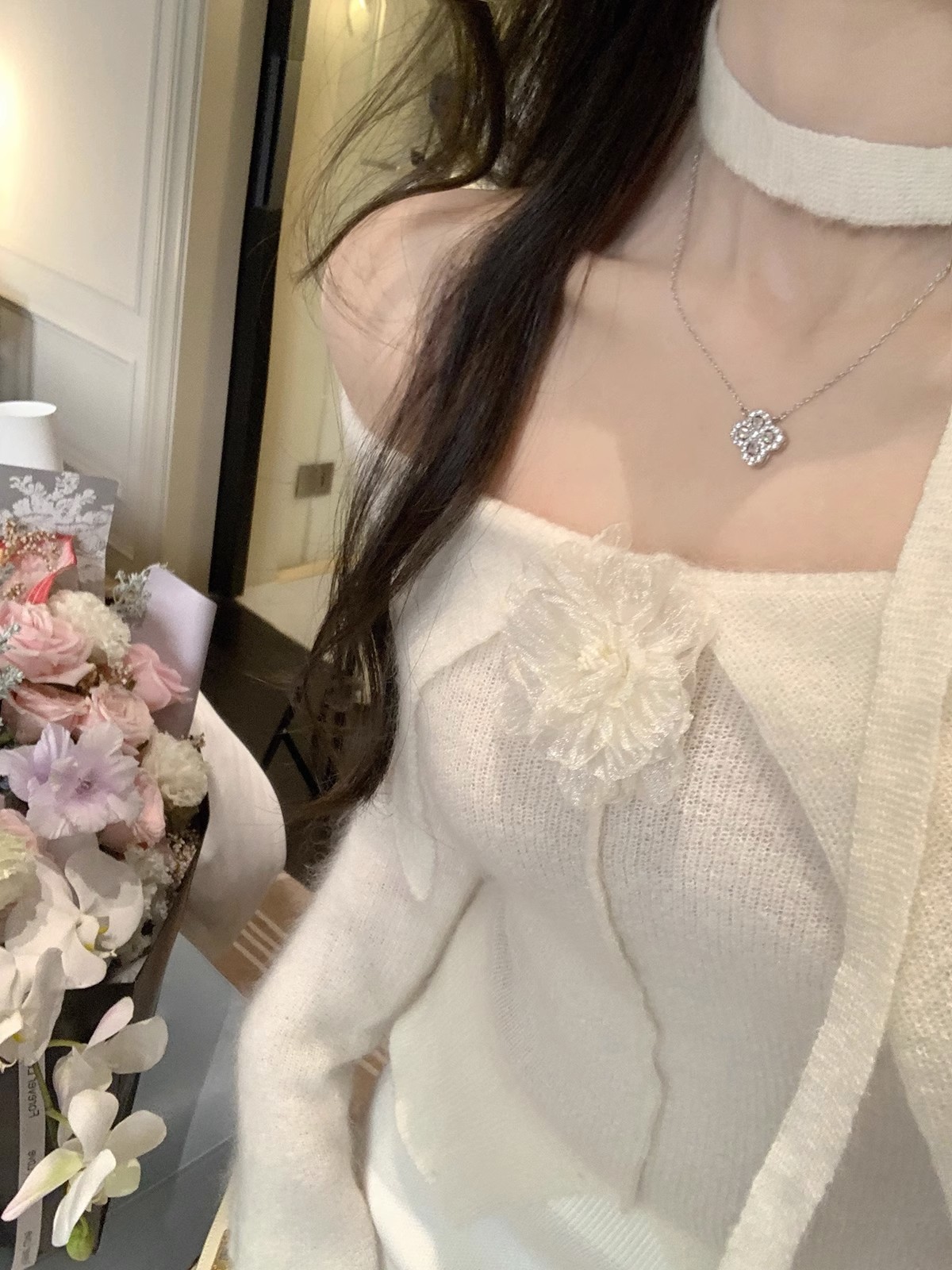 JustQin 浪漫秋日 絨感滿分可拆卸立體花朵飄帶馬海毛羊毛衣