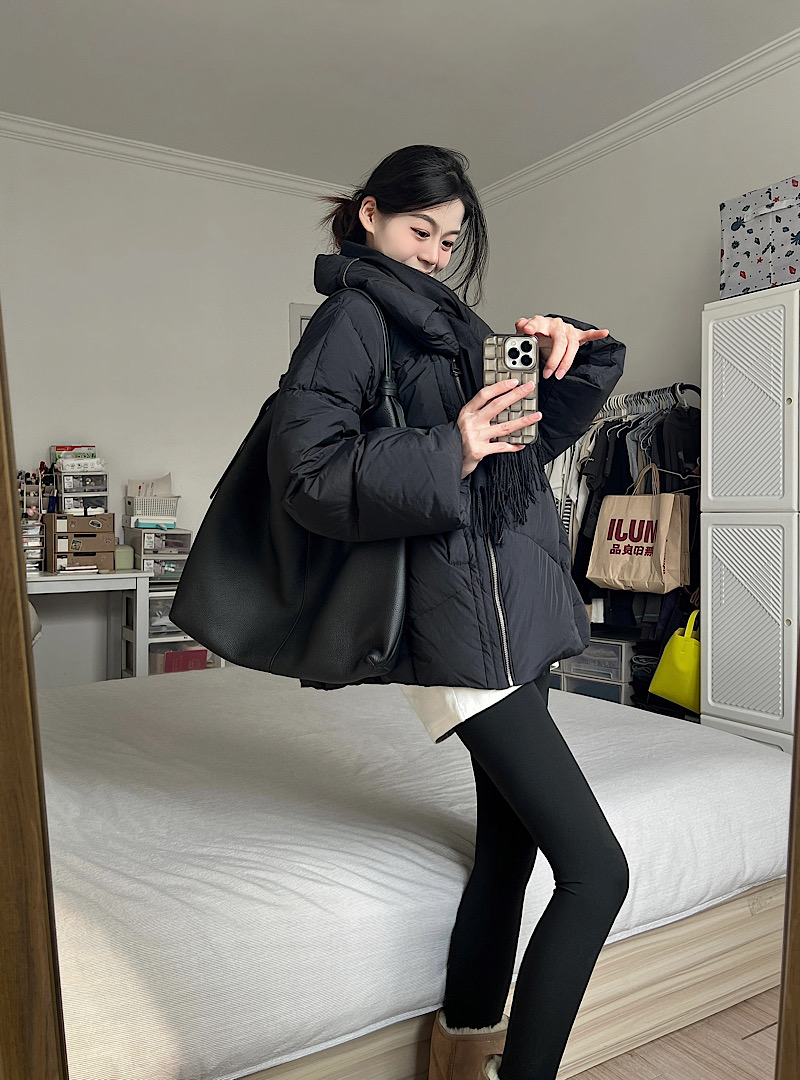 Actual shot of a classic large quilt and thickened hugging down jacket.  Silhouette diagonal zipper warm winter jacket