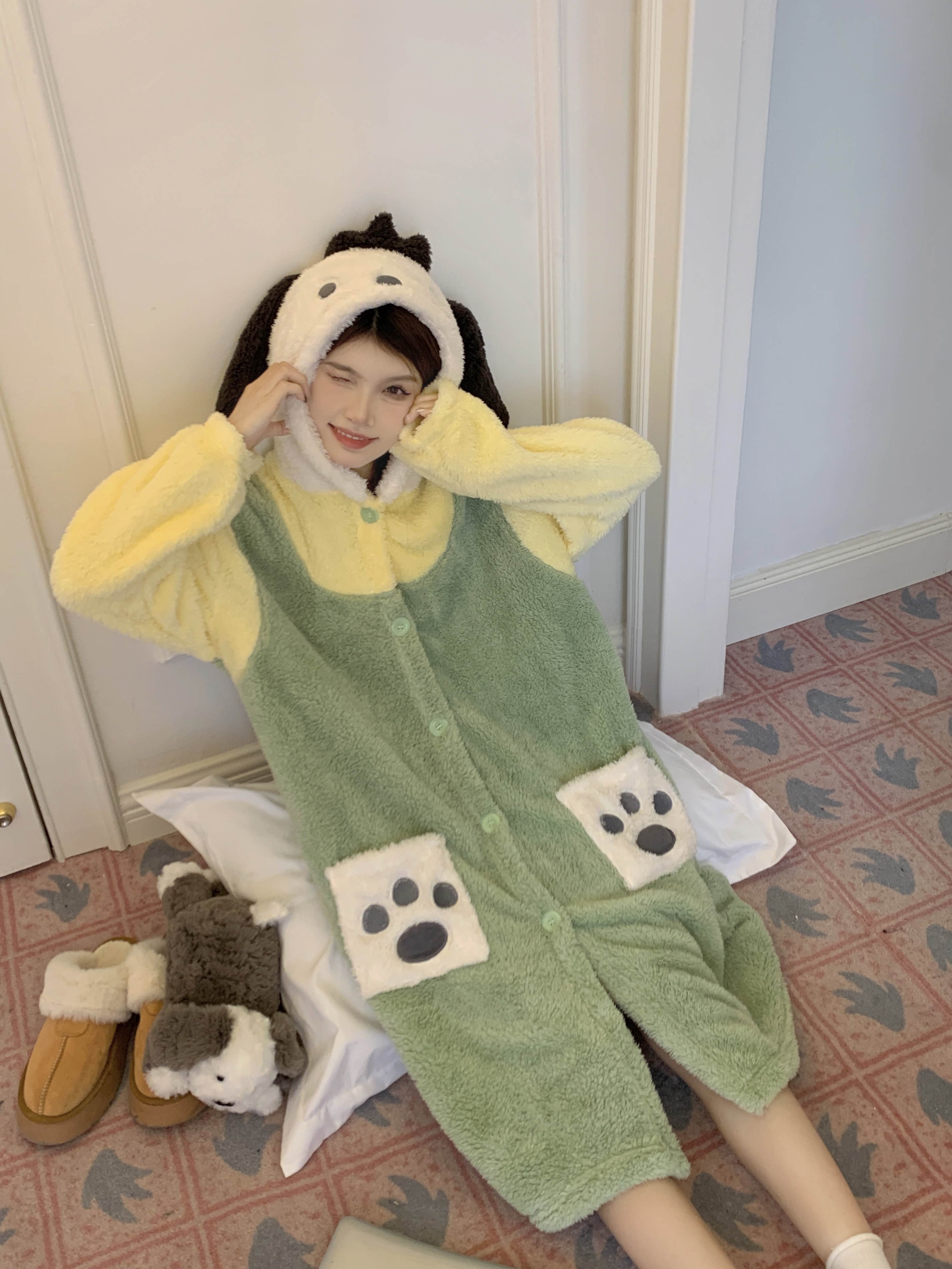 Real shot of cute Pacha dog coral velvet pajamas for women in autumn and winter thickened home clothes pajamas that can be worn outside pajamas