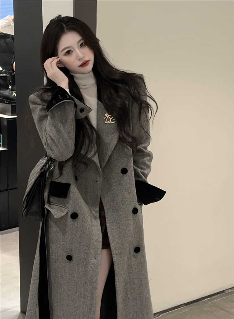 Real shot of contrasting color splicing design woolen coat, versatile long high-quality coat