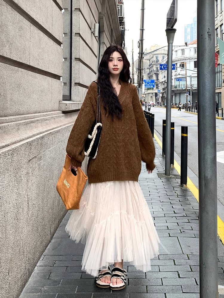 Brown twist V-neck sweater pullover, lazy style, loose and soft waxy autumn and winter sweater, high-end lantern sleeve top