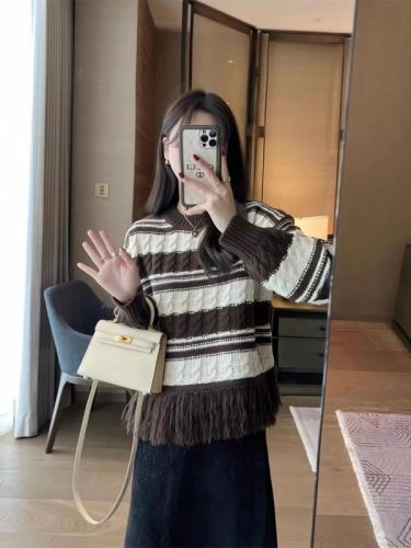 Chic design high-end atmospheric striped wool top women's early autumn and winter chic unique niche sweater Antarctic velvet