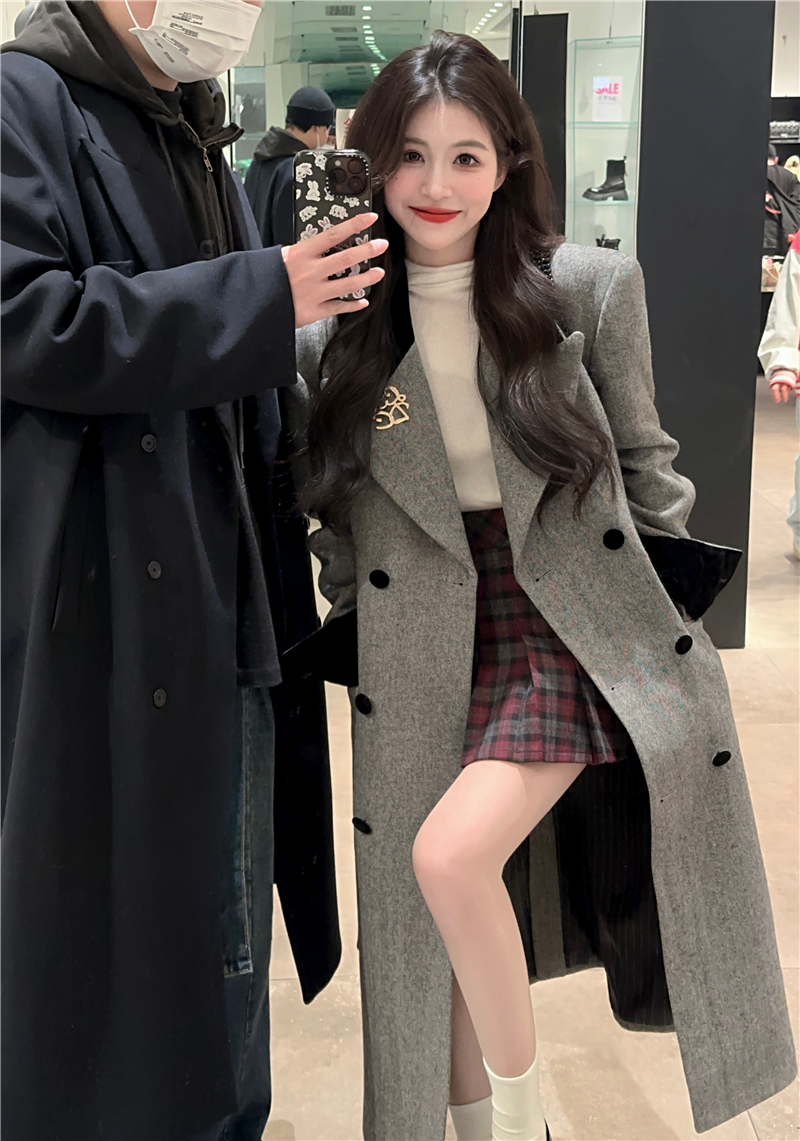 Real shot of contrasting color splicing design woolen coat, versatile long high-quality coat