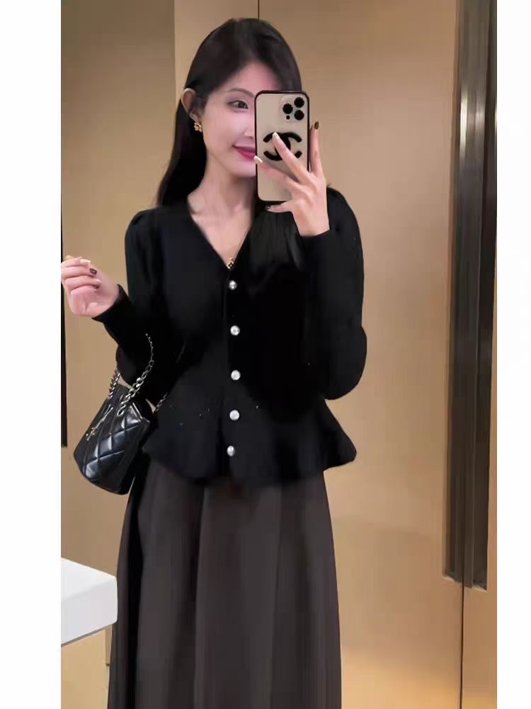秋款時尚設計感西裝仙女針織衫小魚尾法式高級感小香風珍珠扣毛衣