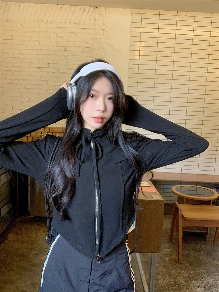 Actual shot of a slim, slim and versatile zipper jacket with a stylish stand-up collar and drawstring
