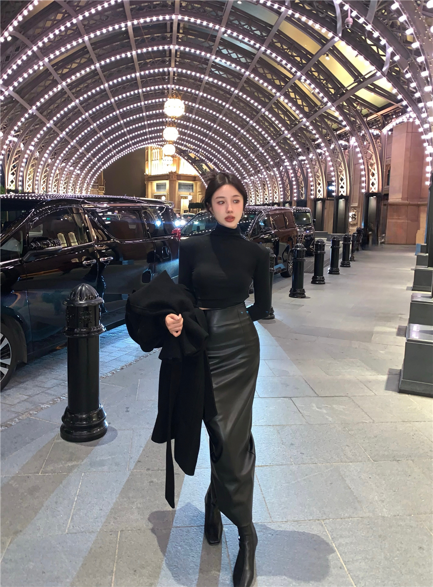 Actual shot of black elegant turtleneck bottoming top + hip-hugging skirt and leather skirt suit