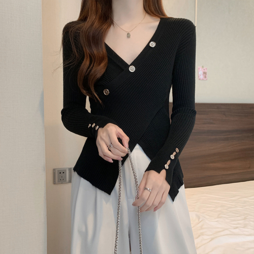 Real shot of cross v-neck knitted bottoming shirt for women in autumn and winter, high-end button slit slim French top