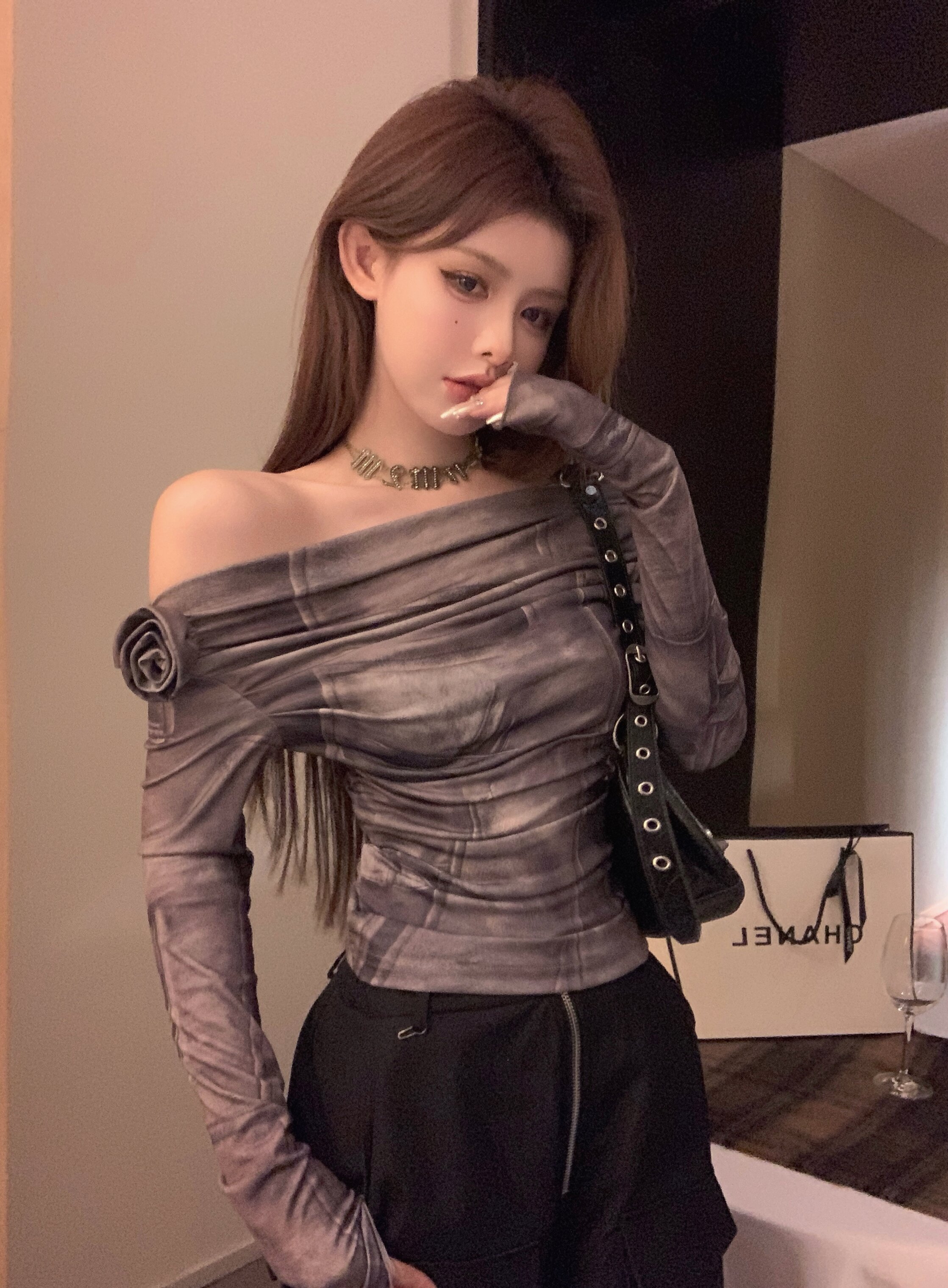 實拍  復古性感長袖t恤女抽象露肩設計感辣妹短款上衣