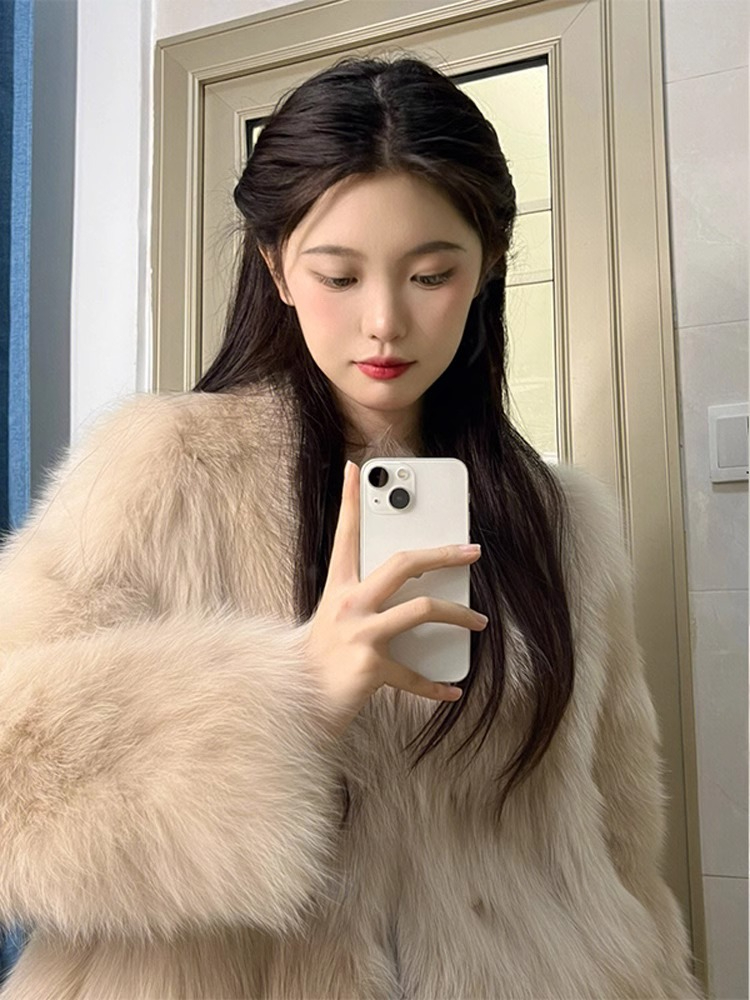 Xiaoxiangfeng 2023 autumn and winter new style fox fur coat for women small short eco-friendly fur plush Korean version