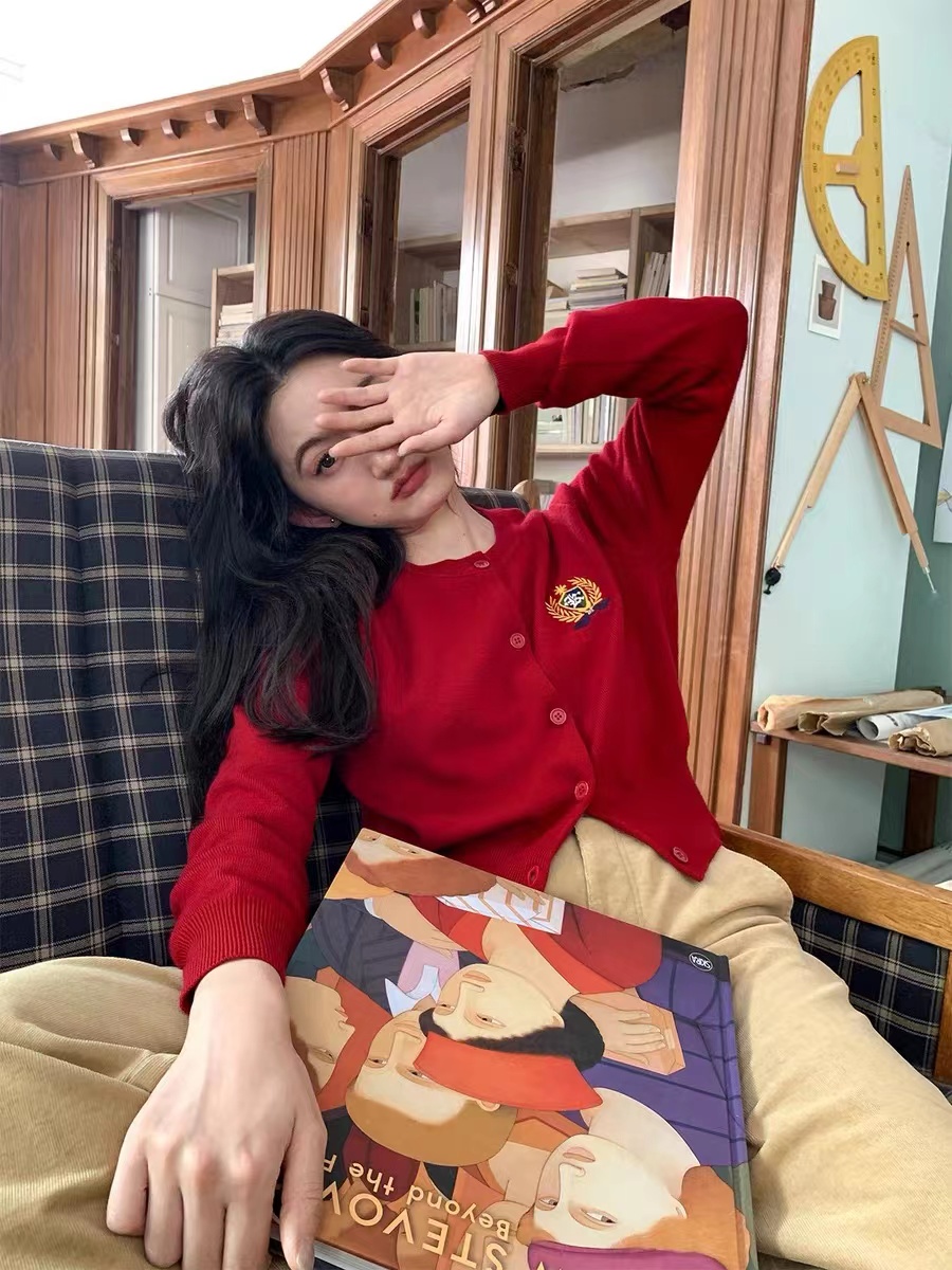 你好卡農 學院風徽章刺繡針織衫女早秋2023新款修身短款開衫上衣