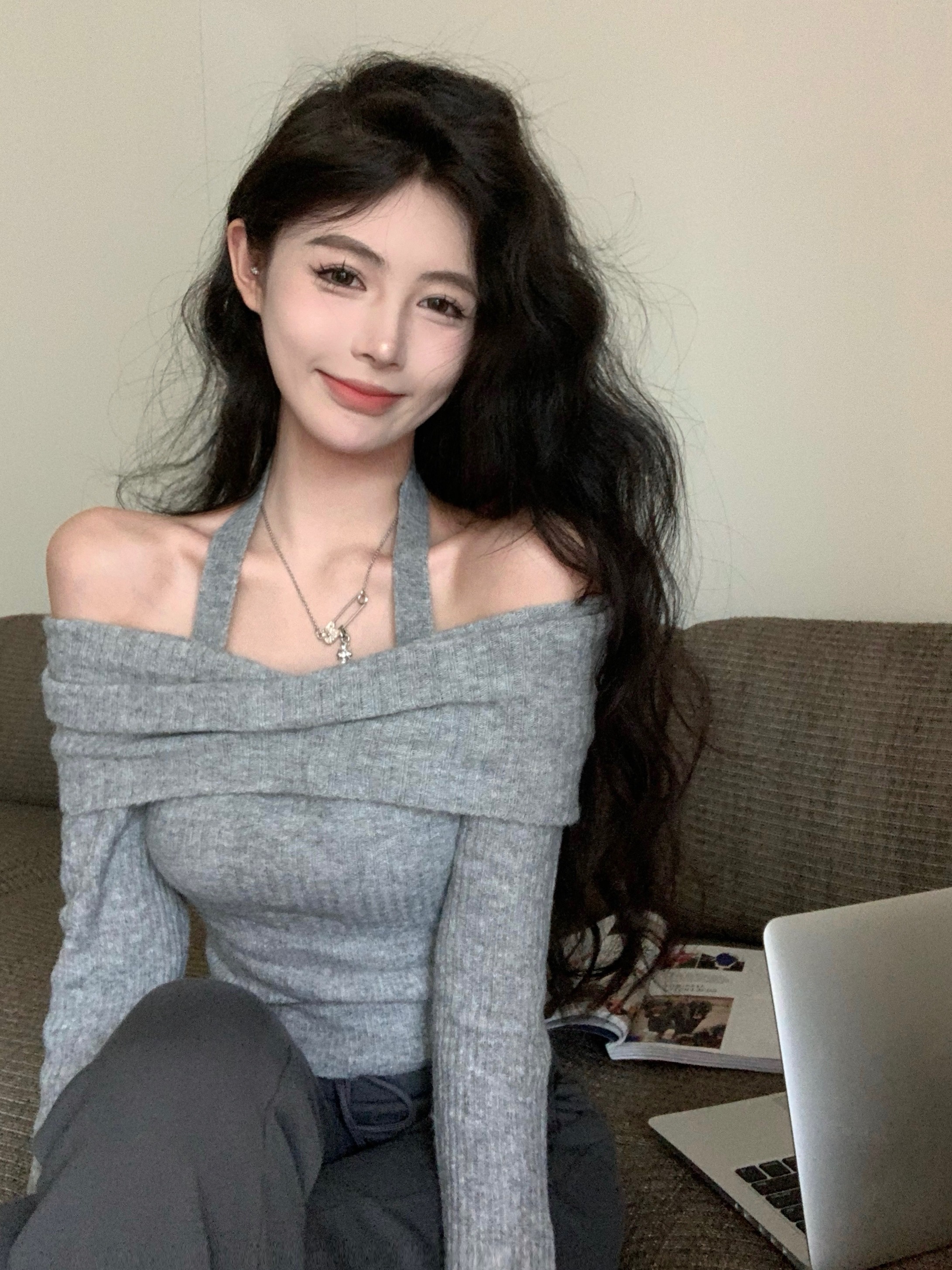 純欲掛脖針織衫女秋季毛衣一字肩長袖打底衫辣妹性感露肩短款上衣