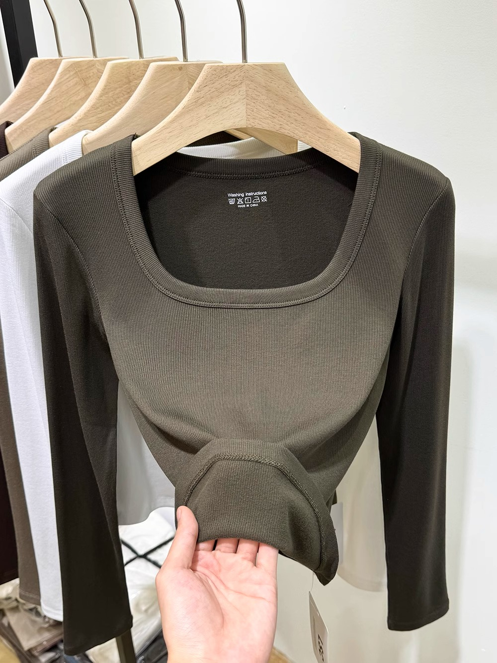 European threaded square collar brushed bottoming shirt for women, autumn and winter 2023 new slim-fitting short T-shirt top