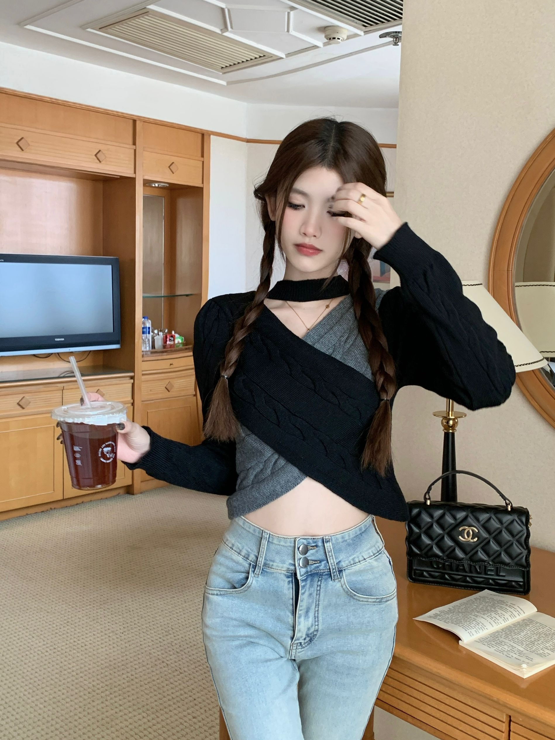 辣妹掛脖V領交叉露腰短款女2023秋冬復古撞色麻花套頭毛衣