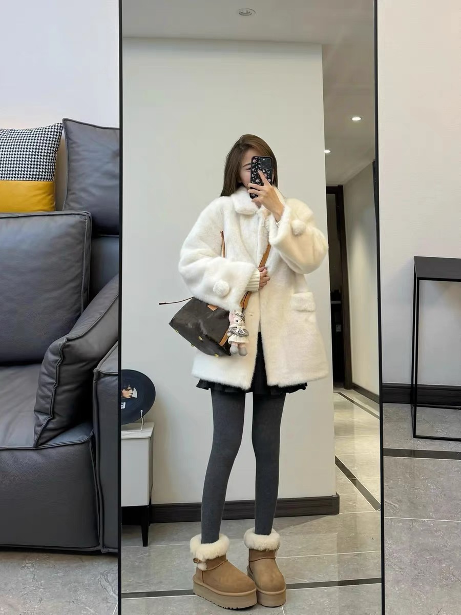 Real shot of lamb wool coat for women in autumn and winter new style soft and waxy thickened grain velvet American top