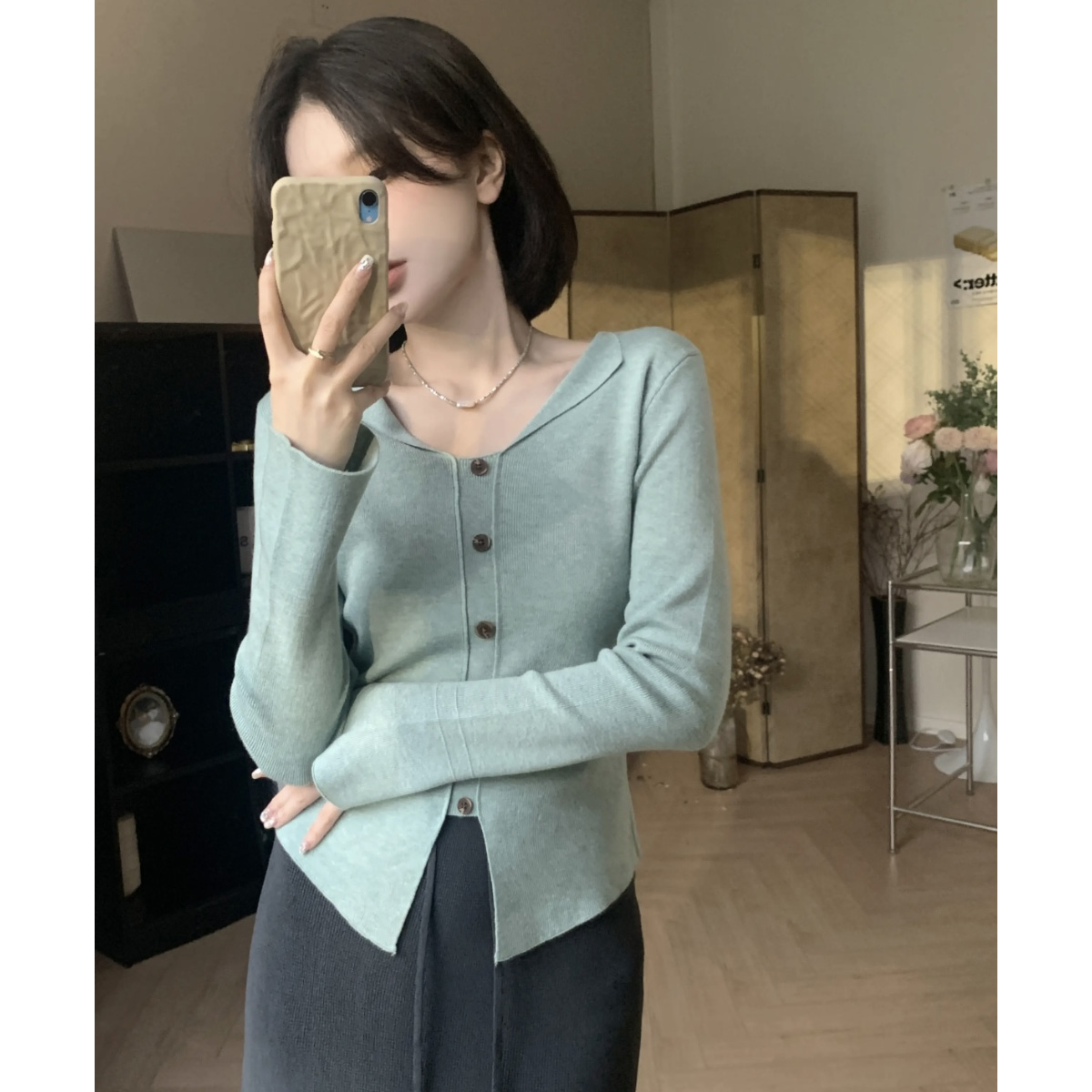 Quality inspector's picture of new autumn and winter irregular slit tops with bell sleeves knitted bottoming shirts and knitted sweaters for women
