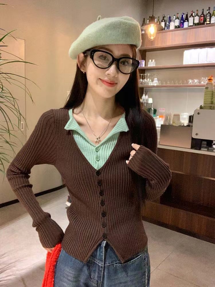 Designed fake two-piece contrasting color long-sleeved sweater for women in winter hot girl slim niche top retro bottoming shirt