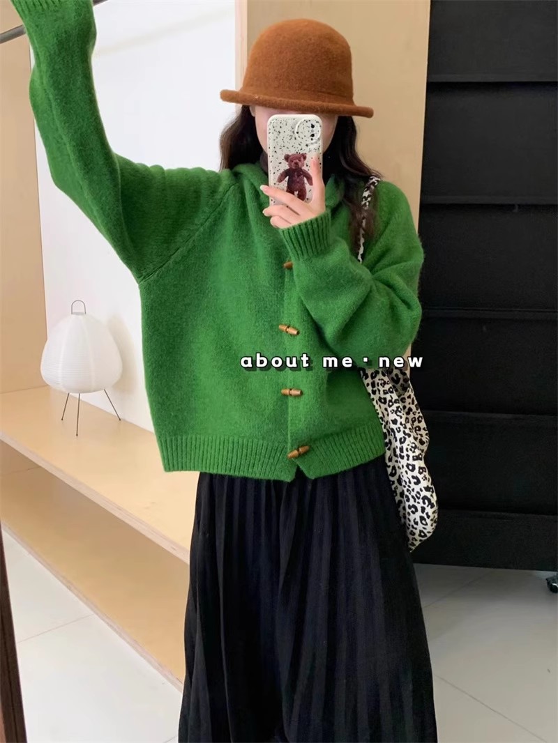 復古橄欖木扣綠色連帽毛衣外套女2023秋冬季寬鬆慵懶高級針織開衫