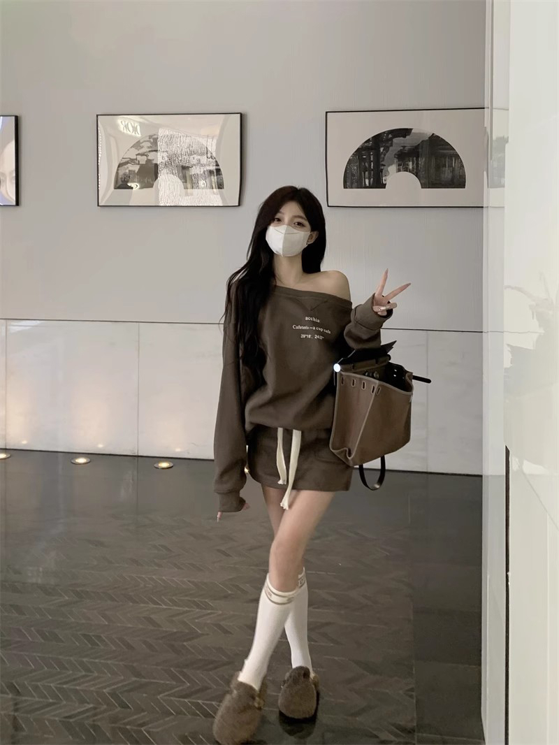 休閒運動兩件套米白色一字肩印花長袖衛衣女裝秋季衛裙半身裙套裝
