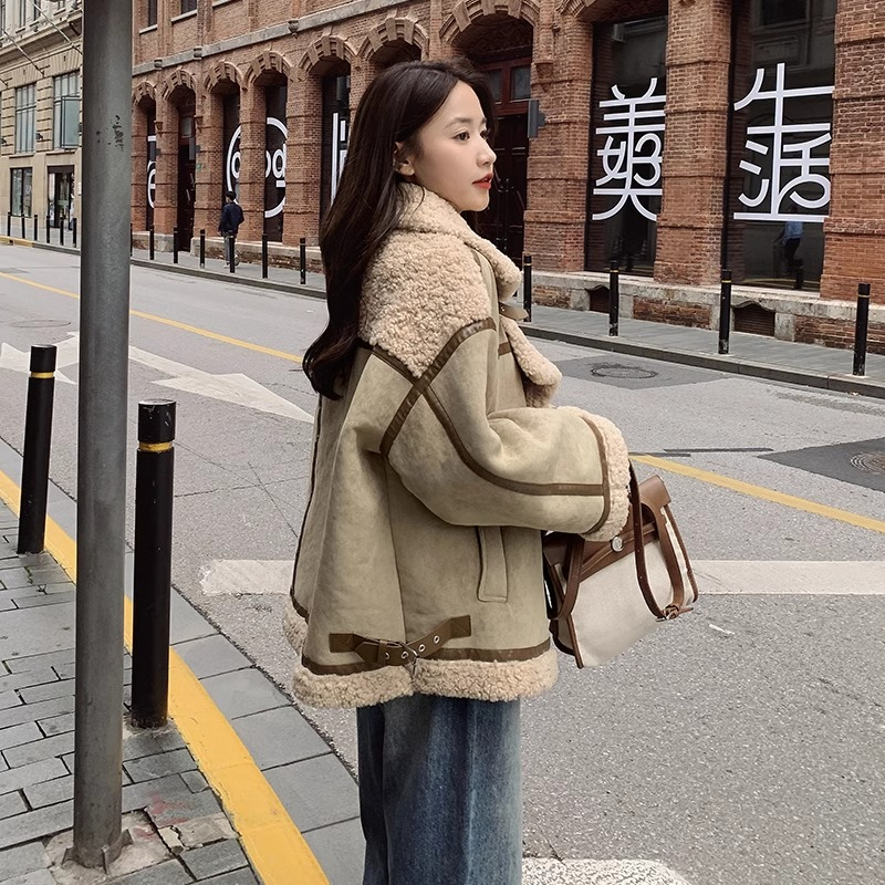 High-end sherpa jacket for women 2023 winter new loose fur all-in-one motorcycle jacket thickened short cotton coat